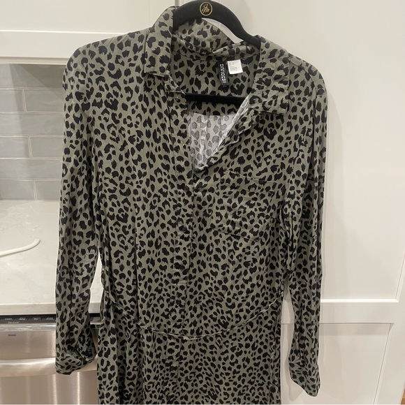 H&M Leopard Print Mini Dress with Tie - Picture 3 of 15